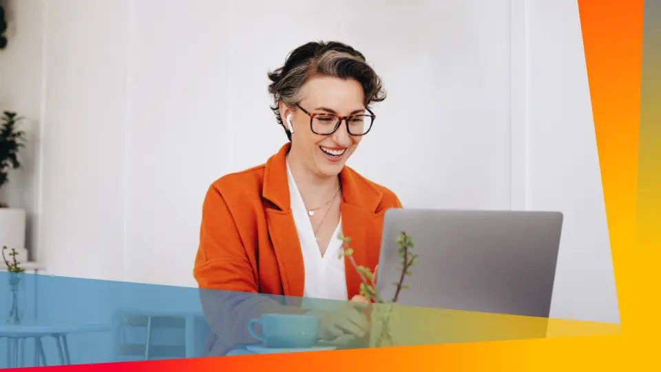 Lyhyttukkainen nainen istuu läppärin äärellä