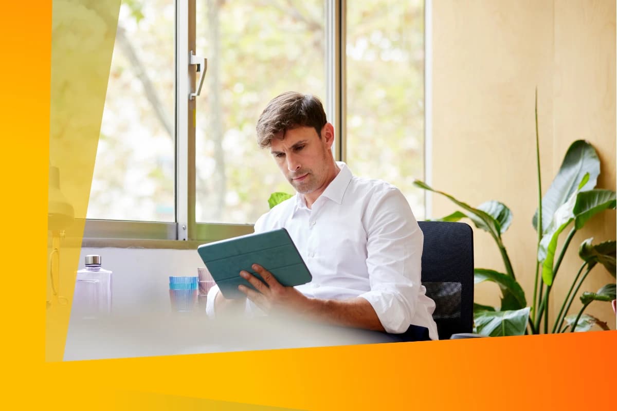 Man som håller en surfplatta